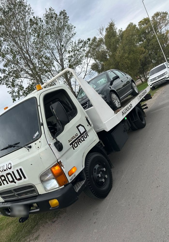 Frente de la grúa de Auxilio Torqui con un auto cargado