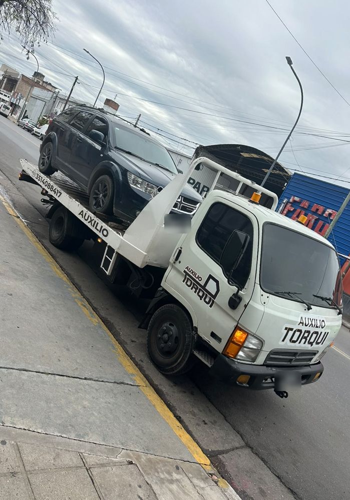 SUV gris trasladada por Auxilio Torqui